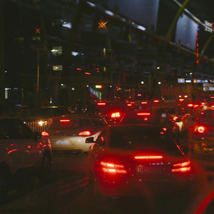 一人吸乳一人做爰视频
